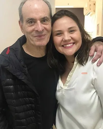 Janaína Pimenta nos bastidores com artista atendido