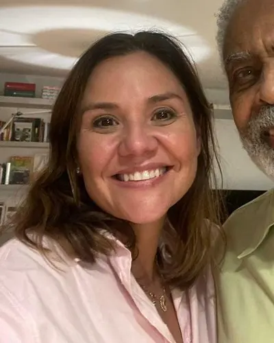 Janaína Pimenta nos bastidores com artista atendido