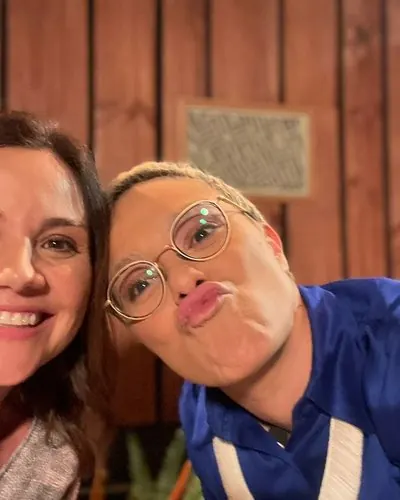 Janaína Pimenta nos bastidores com artista atendido