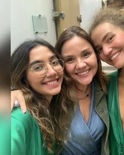 Janaína Pimenta nos bastidores com artista atendido