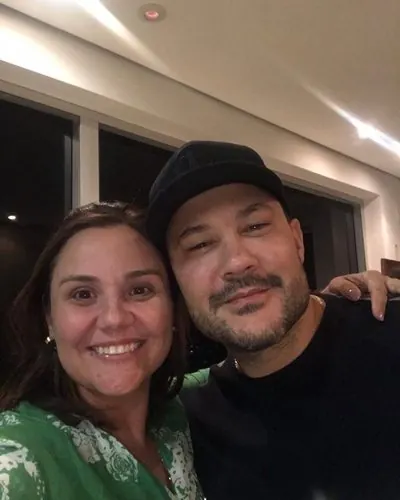 Janaína Pimenta nos bastidores com artista atendido