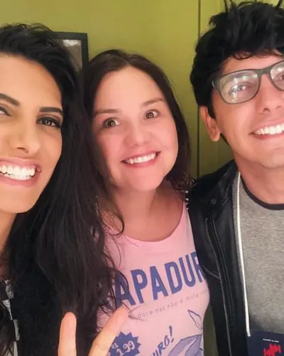 Janaína Pimenta nos bastidores com artista atendido