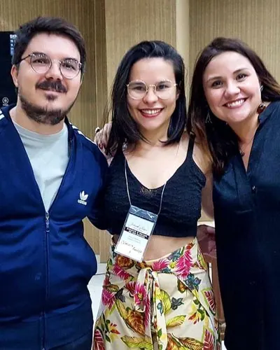 Janaína Pimenta nos bastidores com artista atendido